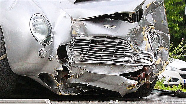 Nehoda bondovskho automobilu Aston Martin DB5 nedaleko letit v britskm Manchesteru. (28. ervence 2015)