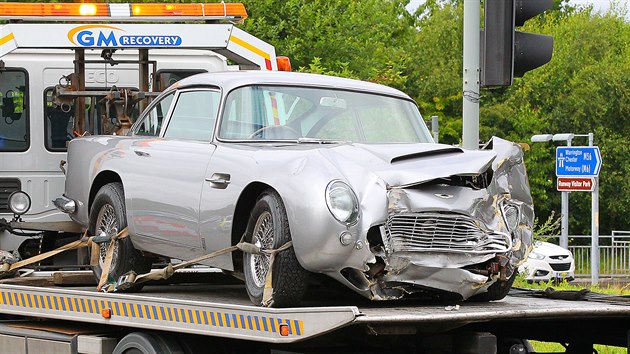 Nehoda bondovskho automobilu Aston Martin DB5 nedaleko letit v britskm Manchesteru. (28. ervence 2015)