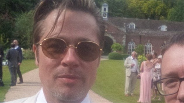 Na Instagramu se objevila fotka ze svatby s Bradem Pittem. Nen jasn, jestli ho doprovzela manelka Angelina Jolie.