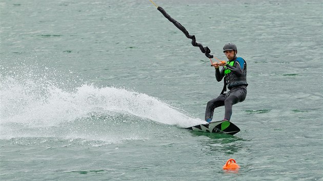 Na pskovn na okraji Hradce Krlov vyrostl nov sportovn arel pro wakeboarding (28.7.2015).