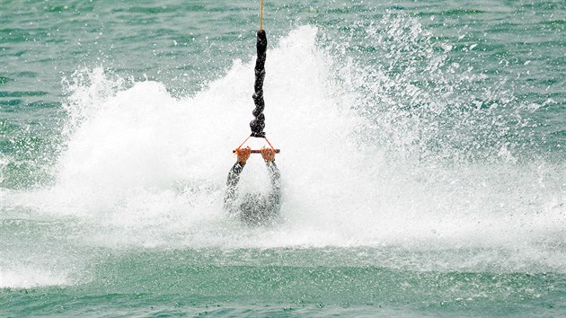 Na pskovn na okraji Hradce Krlov vyrostl nov sportovn arel pro wakeboarding (28.7.2015).