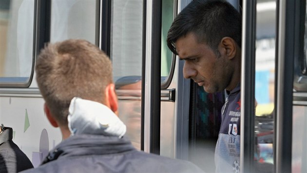 Policie na dlnici D5 na Tachovsku zastavila maarsk nkladn automobil, kter vezl tm 80 migrant z Pkistnu, Afghnistnu a Srie. Lid pak byli autobusy pepraveni na cizineckou policii do Plzn. (31. ervence 2015)