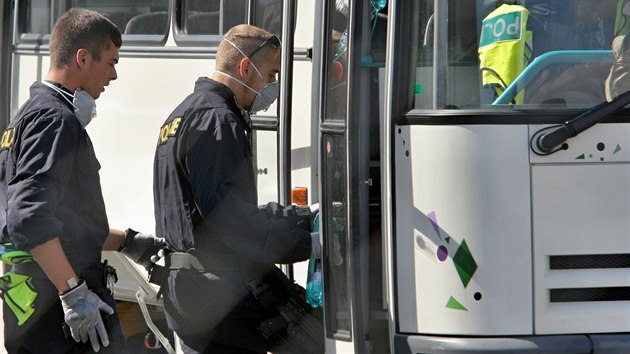 Policie na dlnici D5 na Tachovsku zastavila maarsk nkladn automobil, kter vezl tm 80 migrant z Pkistnu, Afghnistnu a Srie. Lid pak byli autobusy pepraveni na cizineckou policii do Plzn. (31. ervence 2015)