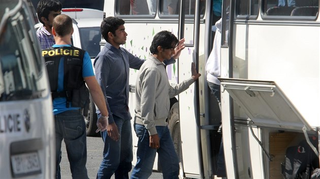 Policie na dlnici D5 na Tachovsku zastavila maarsk nkladn automobil, kter vezl tm 80 migrant z Pkistnu, Afghnistnu a Srie. Lid pak byli autobusy pepraveni na cizineckou policii do Plzn. (31. ervence 2015)