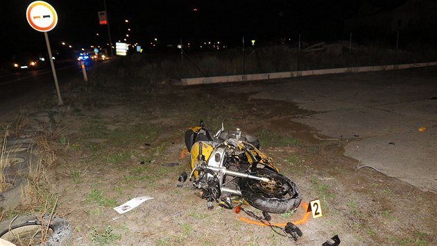 Na motorce jeli dva mui, jeden z nich nehodu nepeil, druh je tce zrann.