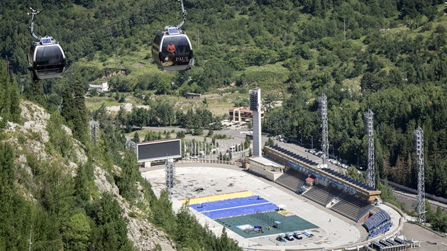 Pohled na slavn rychlobruslask stadion Medeo, kde by pi hrch v Almaty probhly olympijsk soute.