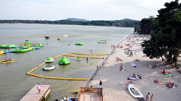 Mchovo jezero sice nabz nepebern vodnch aktivit, voda je tu ale pinav a za vstup zaplat jednotlivec 150 korun.