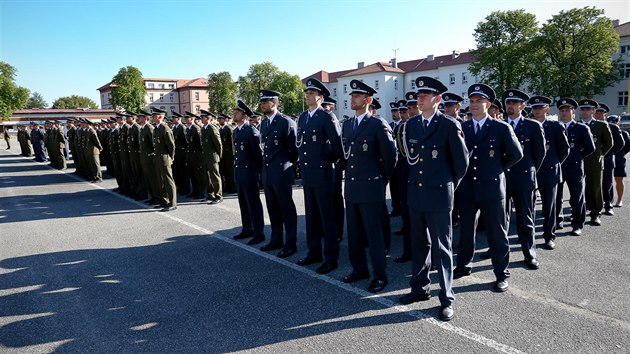 Nad hlavami absolvent  proletla formace t vrtulnk a dvou sthacch letoun.