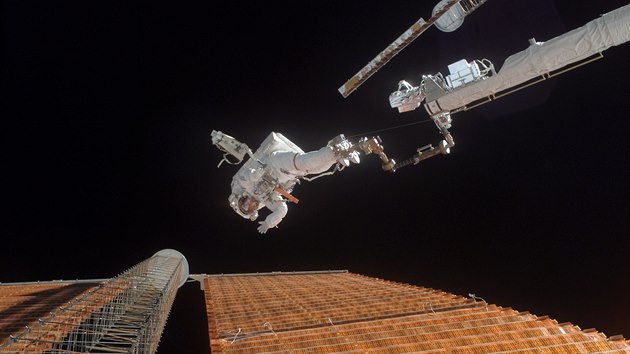 Americk astronaut Scott Edward Parazynski pi vstupu do volnho vesmru.