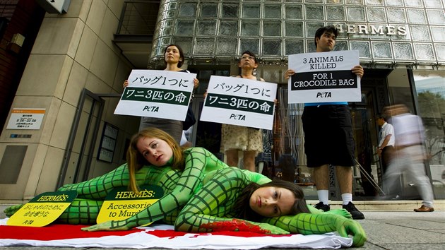 Aktivist PETA protestuj ped obchodem Herms proti zabjen krokodl (Tokio, 30. ervence 2015).