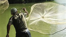 Rybáři z Krajského školního hospodářství Č. Budějovice kontrolovali ve čtvrtek... Rybáři z Krajského školního hospodářství Č. Budějovice kontrolovali ve čtvrtek...
