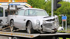Nehoda bondovského automobilu Aston Martin DB5 nedaleko letiště v britském... Nehoda bondovského automobilu Aston Martin DB5 nedaleko letiště v britském...
