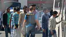 Tém 80 uprchlík z Pákistánu, Afghánistánu a Sýrie zadreli policisté v maarském nákladním aut na dálnici D5 na Tachovsku.