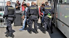 Policie na dálnici D5 na Tachovsku zastavila maďarský nákladní automobil, který... Policie na dálnici D5 na Tachovsku zastavila maďarský nákladní automobil, který...