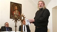 Restaurátor Radomír Surma s originálem i kopií vzácné monstrance, která přitom... Restaurátor Radomír Surma s originálem i kopií vzácné monstrance, která přitom...