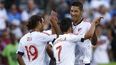 David Villa (zády s číslem 7) slaví se spoluhráči gól v utkání hvězd MLS David Villa (zády s číslem 7) slaví se spoluhráči gól v utkání hvězd MLS