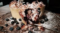 Borůvkové muffiny s tvarohovou náplní a drobenkou Borůvkové muffiny s tvarohovou náplní a drobenkou