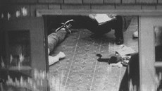 Snímek zachycující policisty pi obhlídce tla Kurta Cobaina (Seattle, 8. dubna...