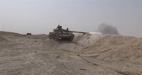 Tank Islámského státu jihozápadn od syrské Palmýry. Snímek byl zveejnn 5....