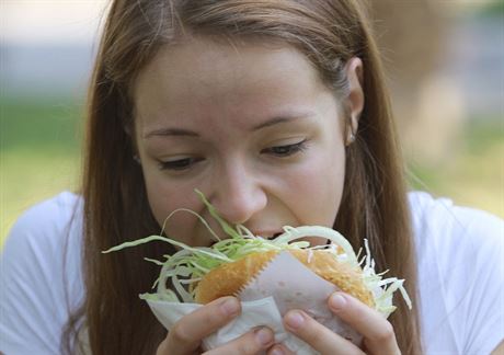 Lidem, jejich neoblíbenjím jídlem jsou hamburgery, tko pomou ke zhubnutí...