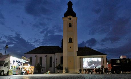 Letní kino na námstí v Dobanech promítá na ze kostela. (4. srpna 2015)