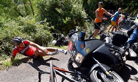 Greg Van Avermaet skonil bhem závodu Clasica San Sebastian na zemi po sráce...