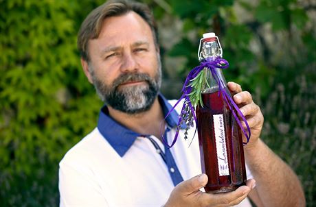 Petr Marcinák vyrábí levandulové víno. Na výrobu má patent.