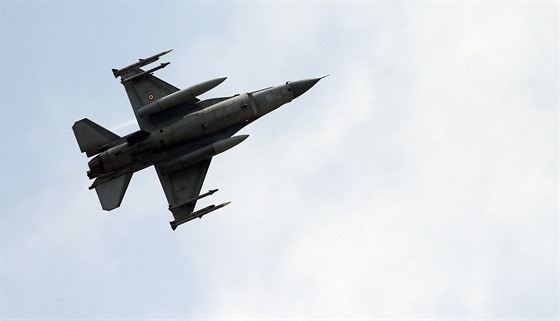 Turecký letoun F-16 startuje ze základny Incirlik na jihu zem. (28. ervence...