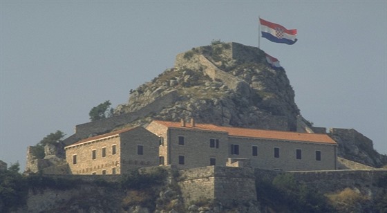 Chorvatská vlajka nad dobytým Kninem (5. srpna 1995)