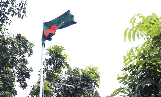 Vyvování bangladéské vlajky v bývalé indické exkláv (1. srpna 2015).