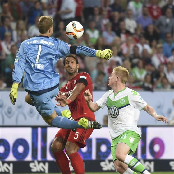 Branká Manuel Neuer letí vzduchem pi superpoháru mezi Bayernem a Wolfsburgem.