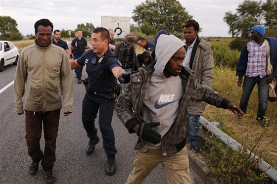 V oblasti kolem Calais pobývá kolem 4 000 migrant a o pechod do Británie se...