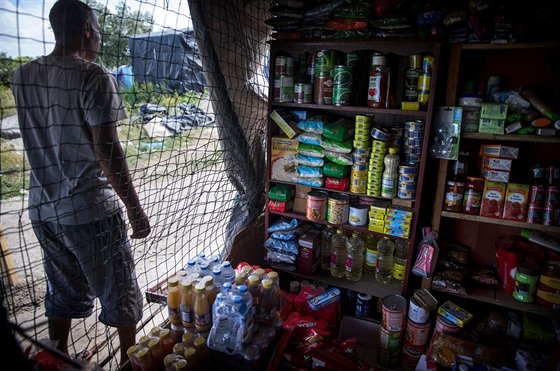 V uprchlickém táboe v Calais fungují i slun zásobované obchody.