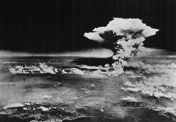Pohled na Hiroimu asi hodinu po svrení atomové bomby (6. srpna 1945)