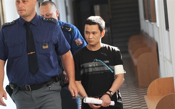 Justiní strá pivádí obalovaného Hung Long Nguyena do soudní sín. (5. srpna...