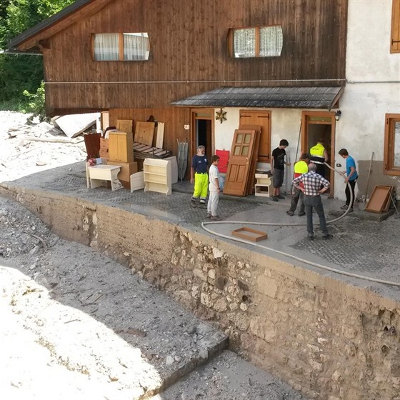 Lidé stojí vedle dom smetených pi obrovském sesuvu pdy v Dolomitech na...