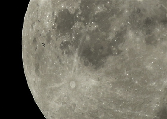 Stanice ISS míjí Msíc. (2. 8. 2015)