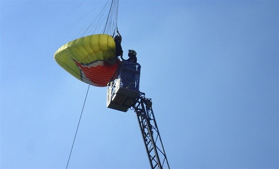 Hasii sundávali na okraji Tince z drátu vysokého naptí mladou paraglidistku.