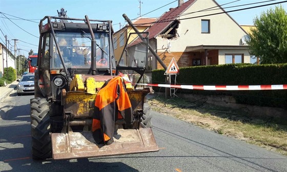 Traktor strhl v obci na Brnnsku dráty elektrického vedení a udlal tím díru do...