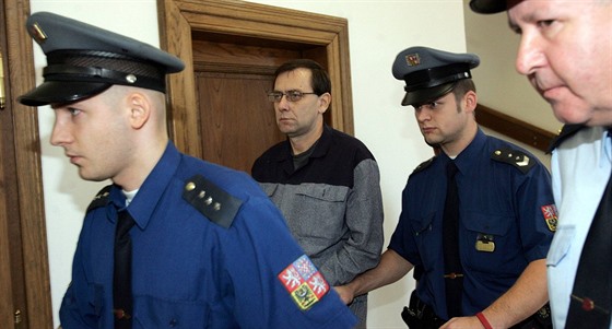 Eskorta vede k soudu dvojnásobného vraha Ladislava Winkelbauera