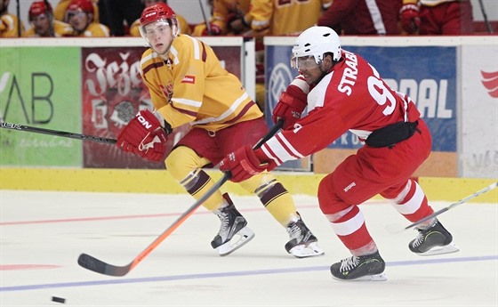 Nathan Robinson v dresu praské Slavie u puku