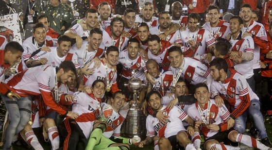 Fotbalisté River Plate slaví triumf v Poháru osvoboditel