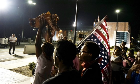 V americkém Fergusonu si lidé pipomnli smrt Michaela Browna, kterého...