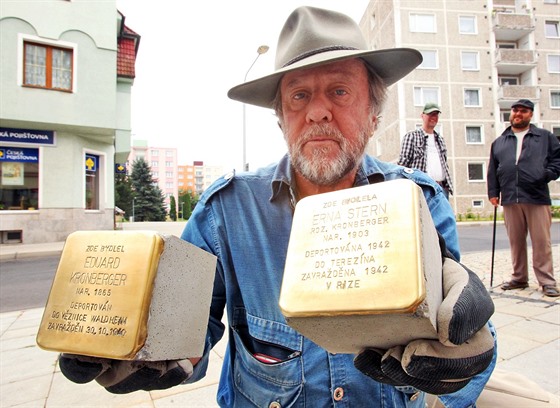 Nmecký umlec Gunter Demnig a jeho kameny zmizelých - Stolpersteine.