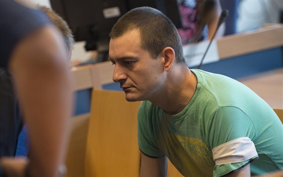 Michal vancara obalovaný z vrady své tety u zlínského soudu.