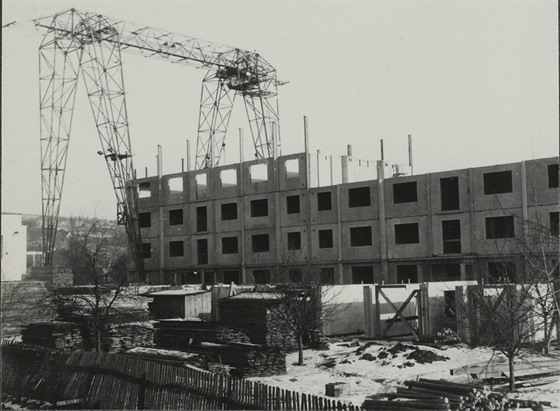 Výstavba panelového domu typu G 40 v letech 1953 a 1954 ve Zlín.