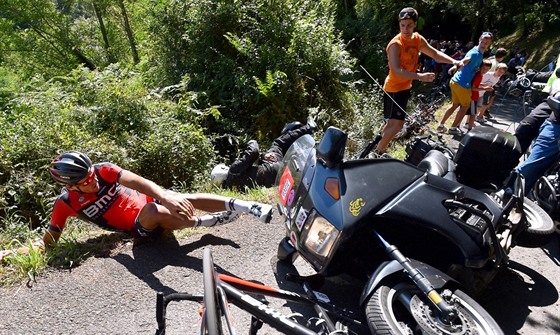 Greg Van Avermaet skonil bhem závodu Clasica San Sebastian na zemi po sráce...