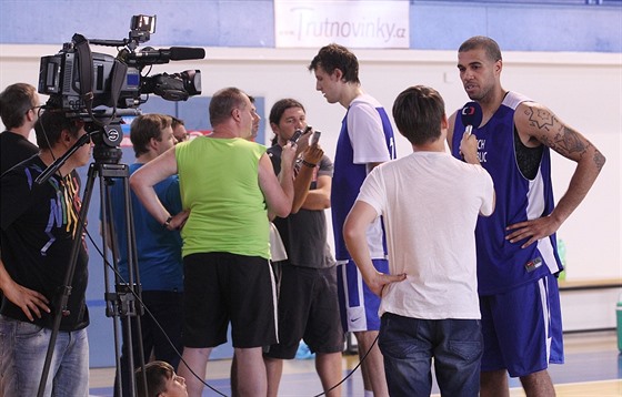 Blake Schilb (vpravo) zatím obléká eský reprezentaní dres jenom pi tréninku....