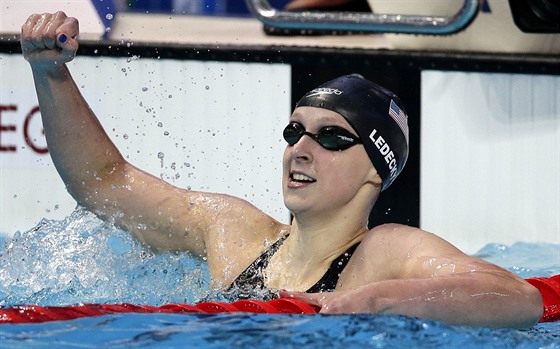 Americká plavecká ampionka Katie Ledecká slaví dalí zlato.