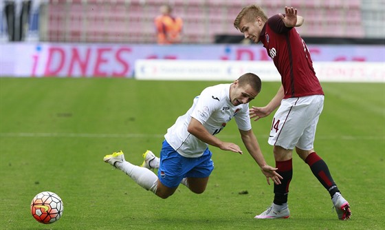 Martin Frýdek (vpravo) ze Sparty bojuje o balón s ostravským Karolem Mondekem.